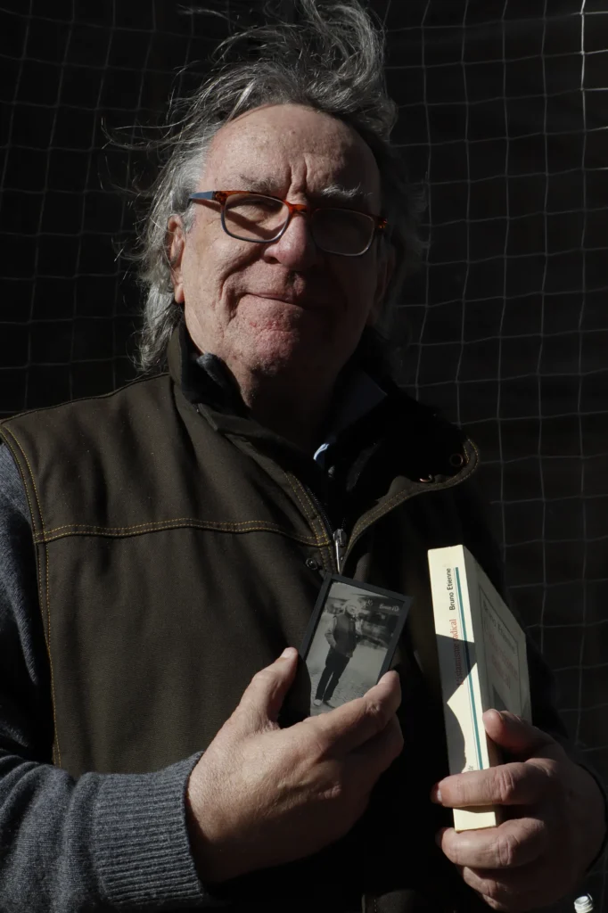 Portrait de Dominique Nugues, dans une rue de Caen.